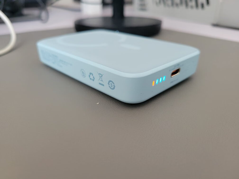 倍思苹果magsafe磁吸无线充电宝,大容量适配14系列