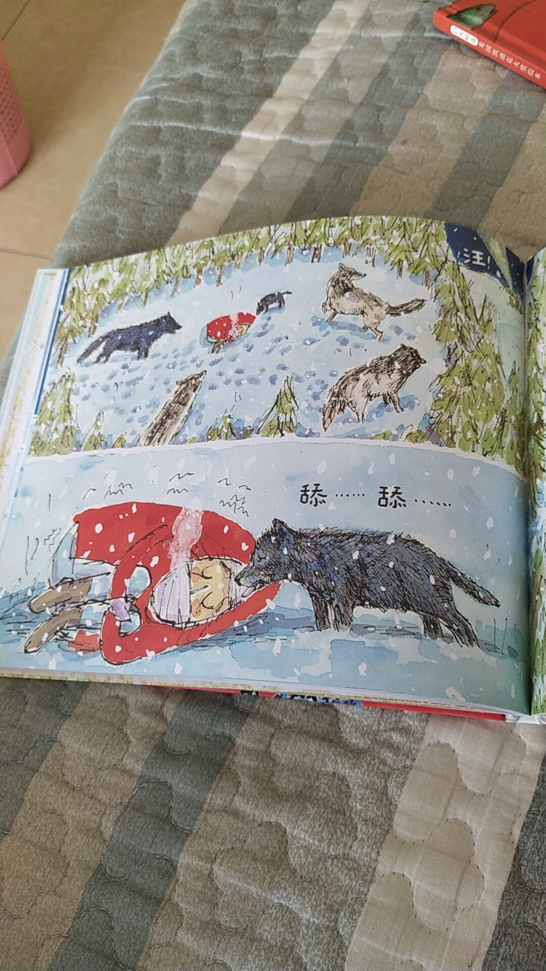 这是一本无字书。讲述了一个男孩和一只小灰狼同时迷路了的故事。故事很温暖，适合我们家的暖宝宝。我家宝宝最不能接受大灰狼把小猪吃掉了什么的。