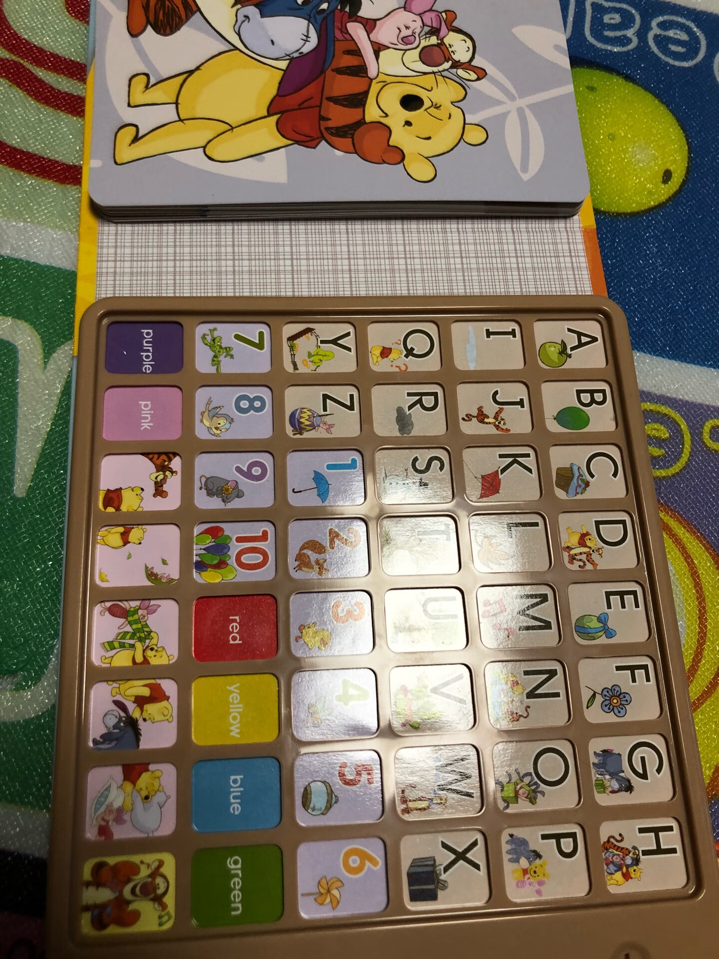 闺女能背诵字母表了 所以买了这本书 物流没得说 Jd一直都挺快的 按第一次是字母的发音 第二次是对应单词的发音 算是有点自然拼读的意思 了 孩子很喜欢 做一些很简单的启蒙是没问题的呢 如果一二三后面也跟着单词就更好了 闺女能背诵字母表了 所以买了这本书 物流没得说 Jd一直都挺快的 按第一次是字母的发音 第二次是对应单词的发音 算是有点自然拼读的意思 了 孩子很喜欢 做一些很简单的启蒙是没问题的呢 如果一二三后面也跟着单词就更好了