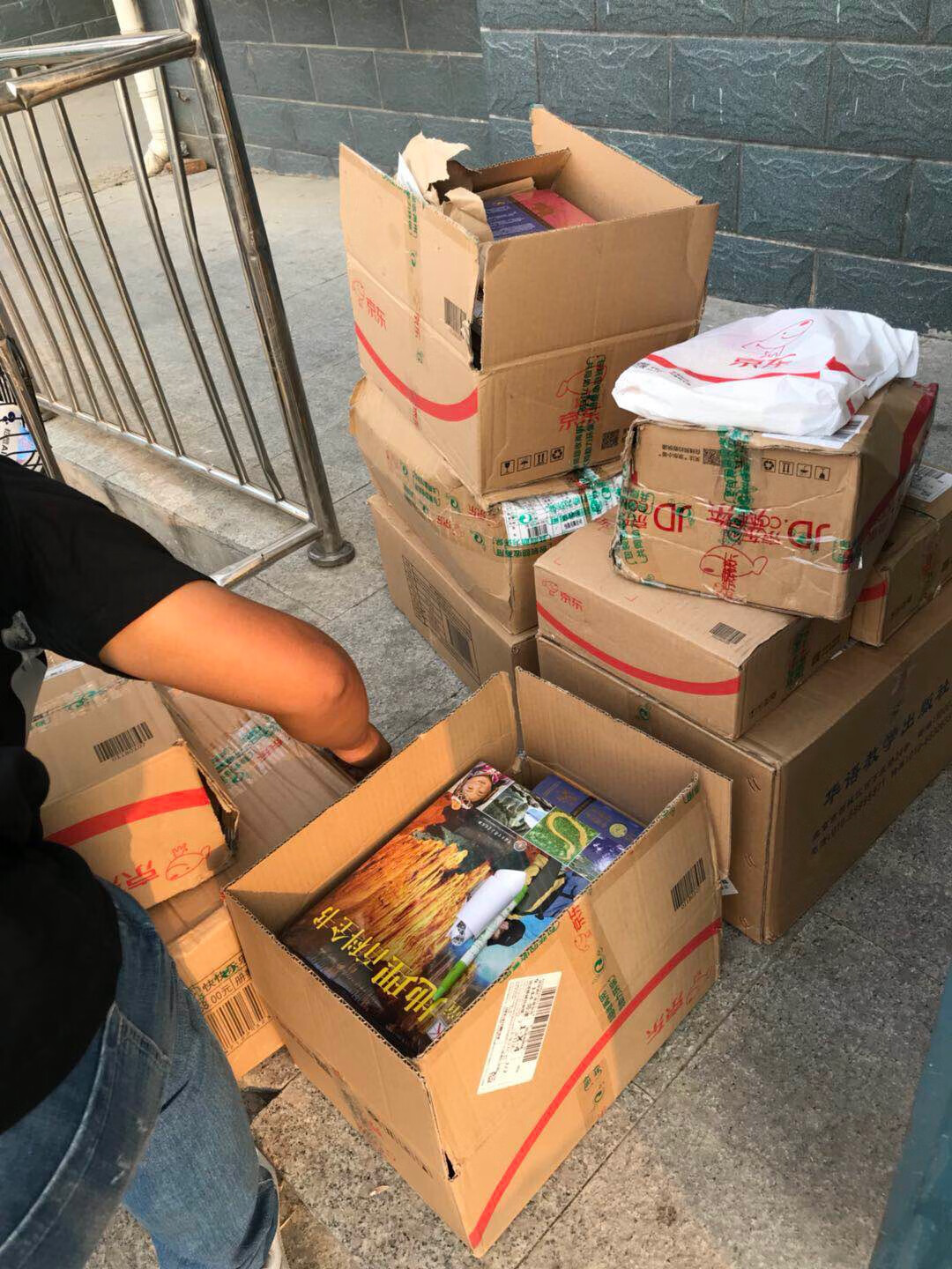 孩子学校要求买的，一起买了160多本书，帮同学们买的，配送服务很到位，信任的品质.....