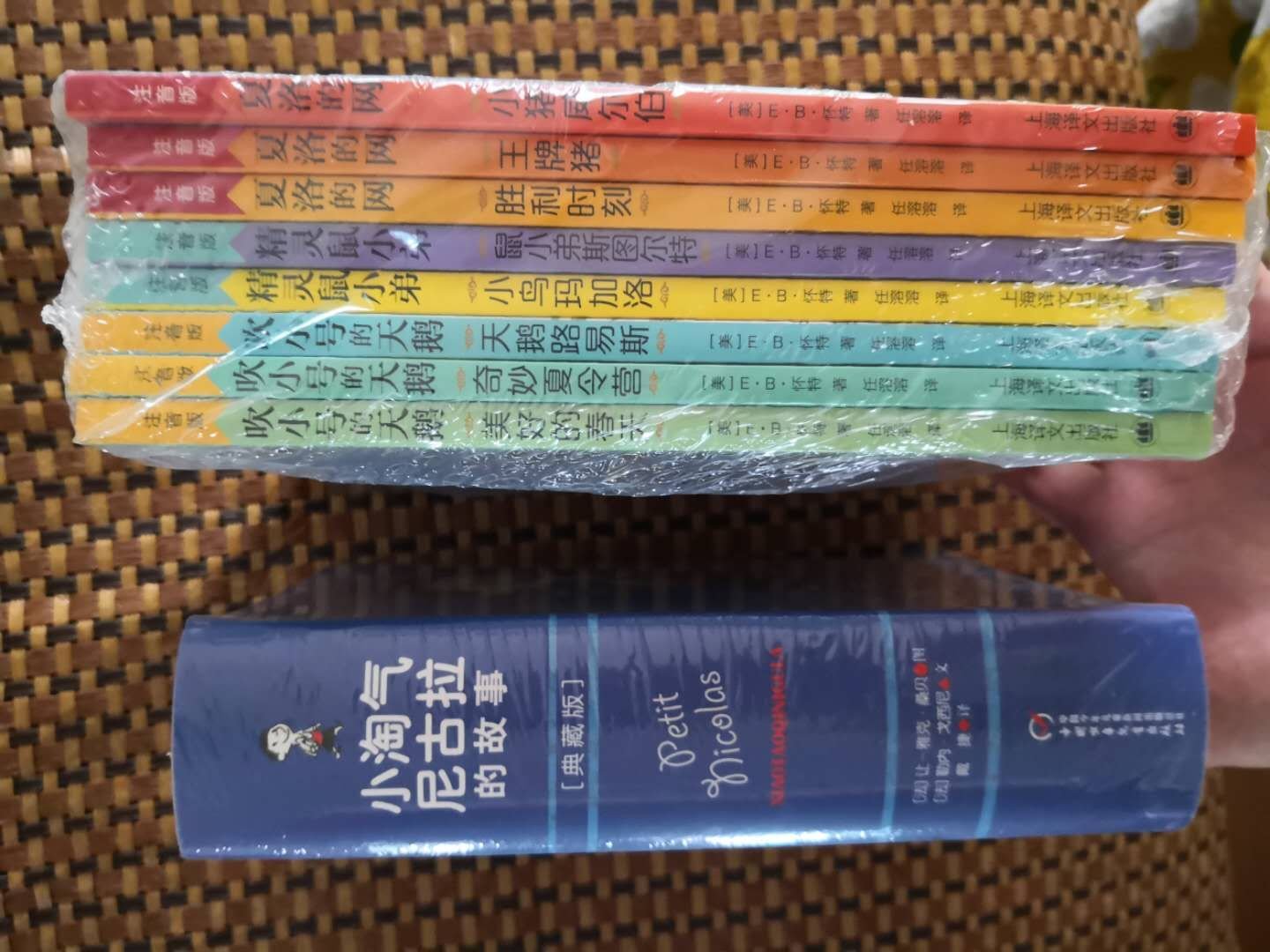 很厚的一本，都塑封好的看包装不错，别人推荐买的，希望能喜欢