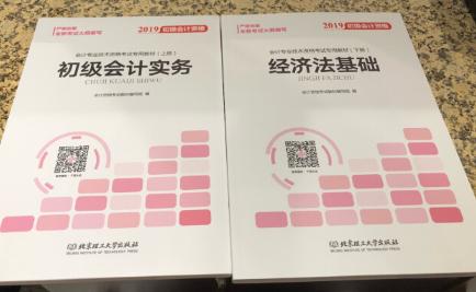 9月6日，机场高速，道路两旁插满五星红旗和非洲各国国旗，看到迎风舒展的五星红旗，心中莫名的一种激动！