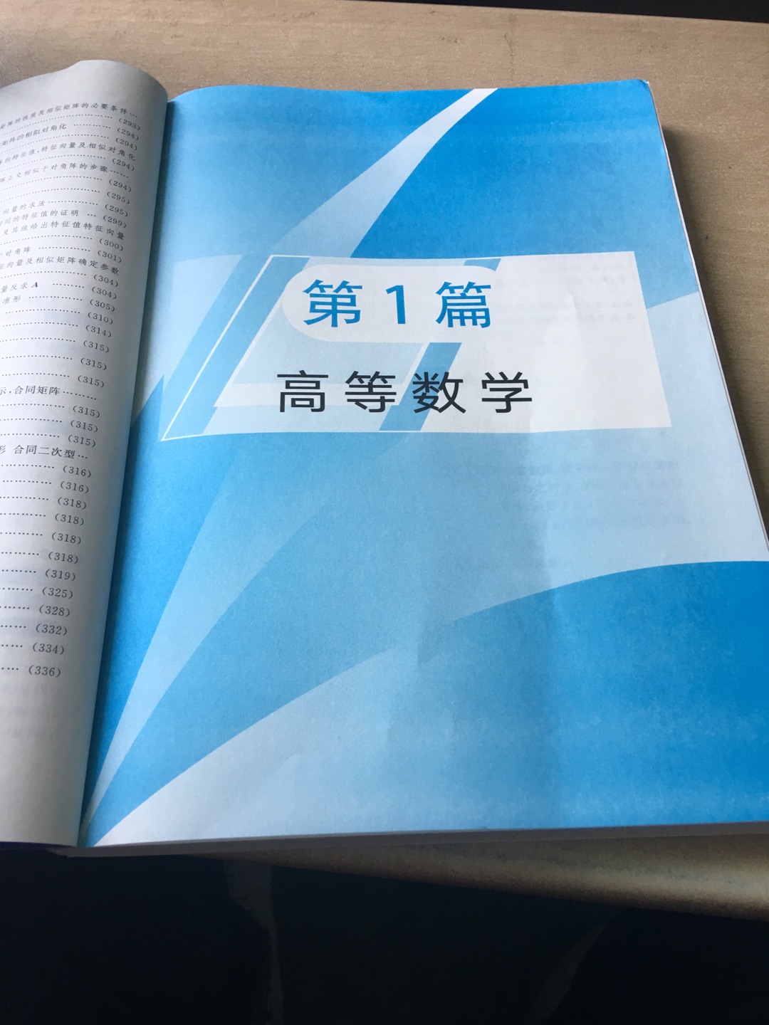 应该是正版，就是可能运输过程中被压了，角角的地方有一些压痕，不过无所谓了