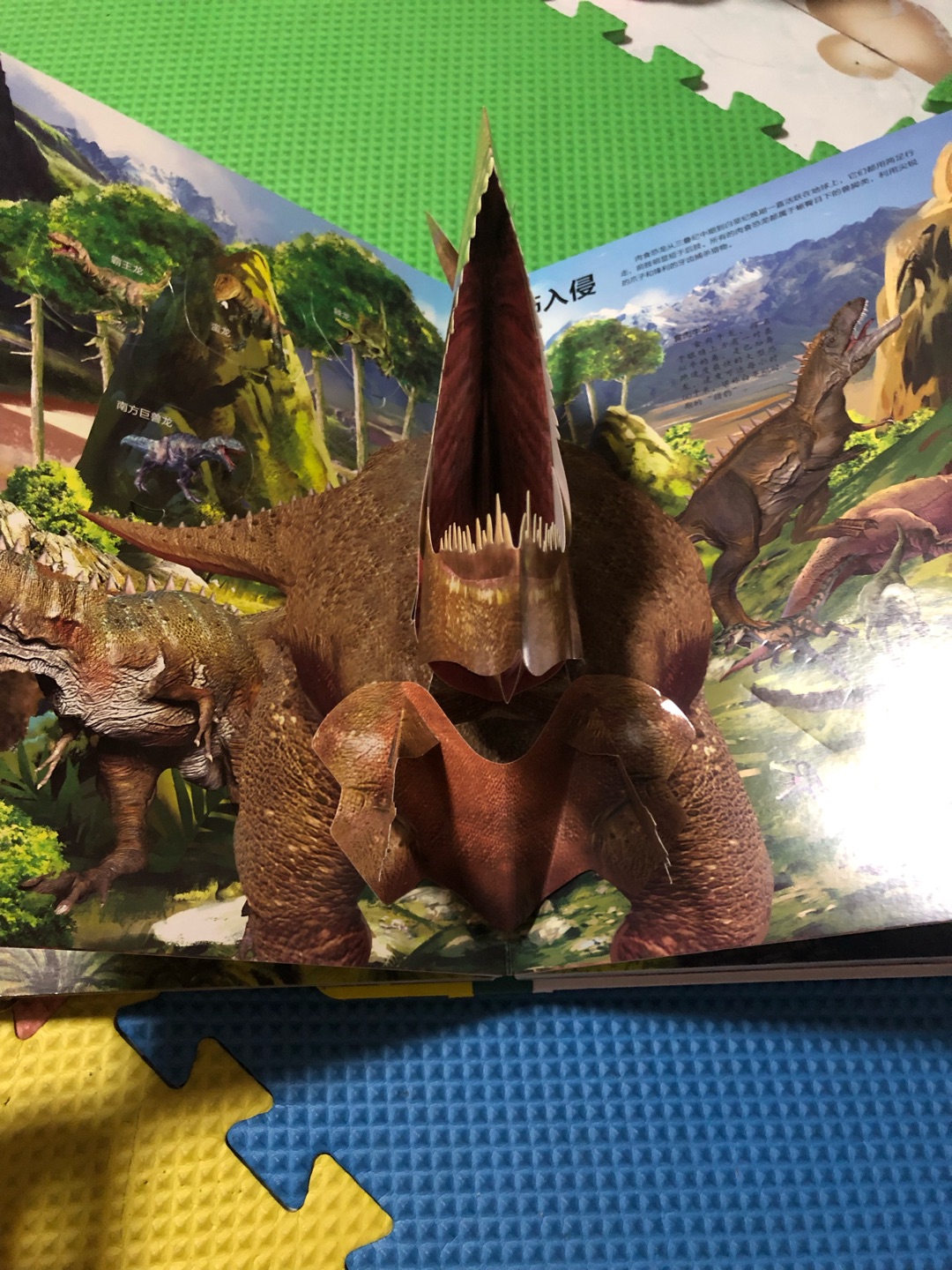 小朋友似乎还不太喜欢恐龙，妈妈倒是很喜欢。我先学习一下。