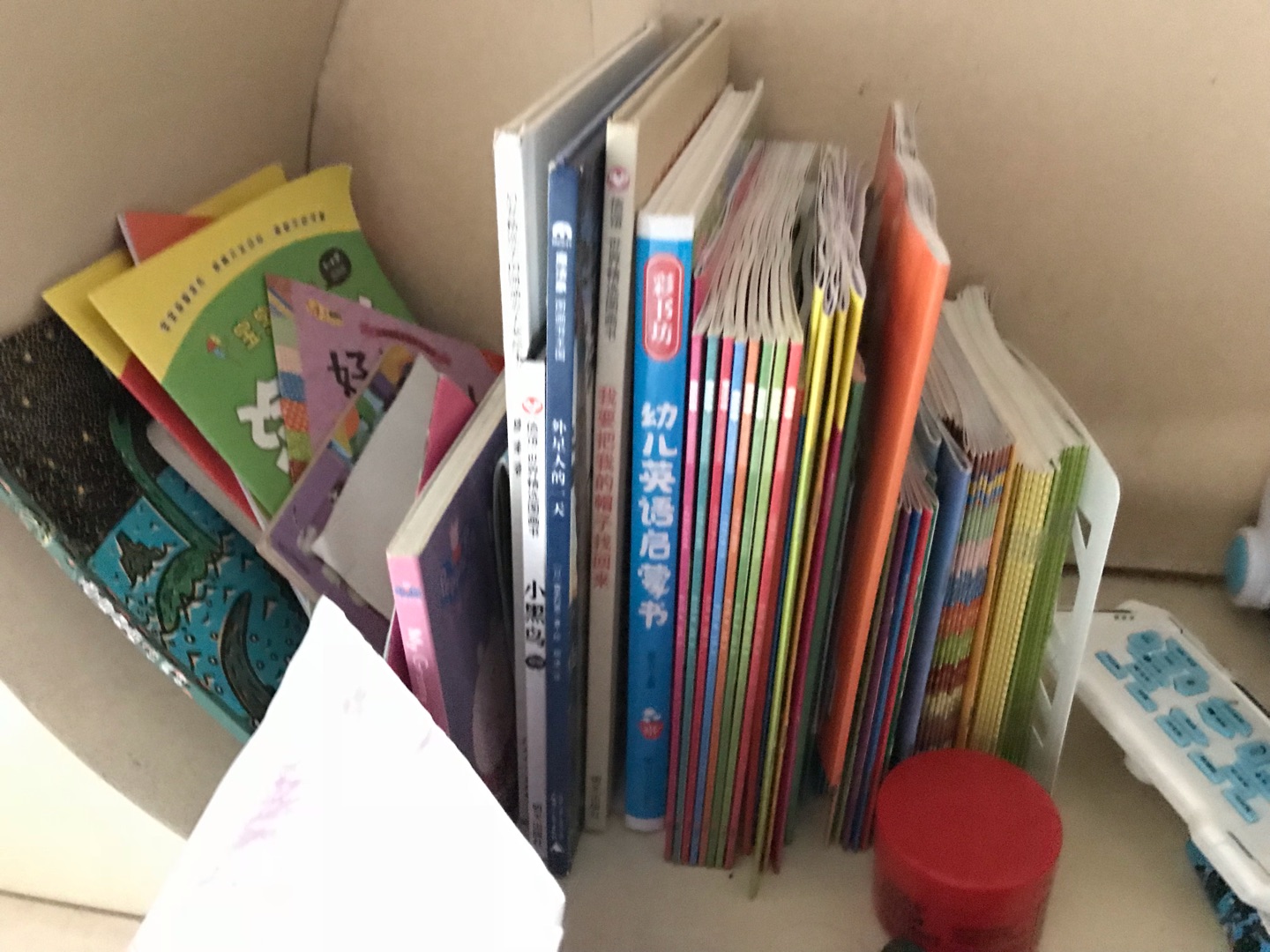 买一堆书放在家里，小宝看见哪本喜欢的就会自己看一下。有点读书的氛围。