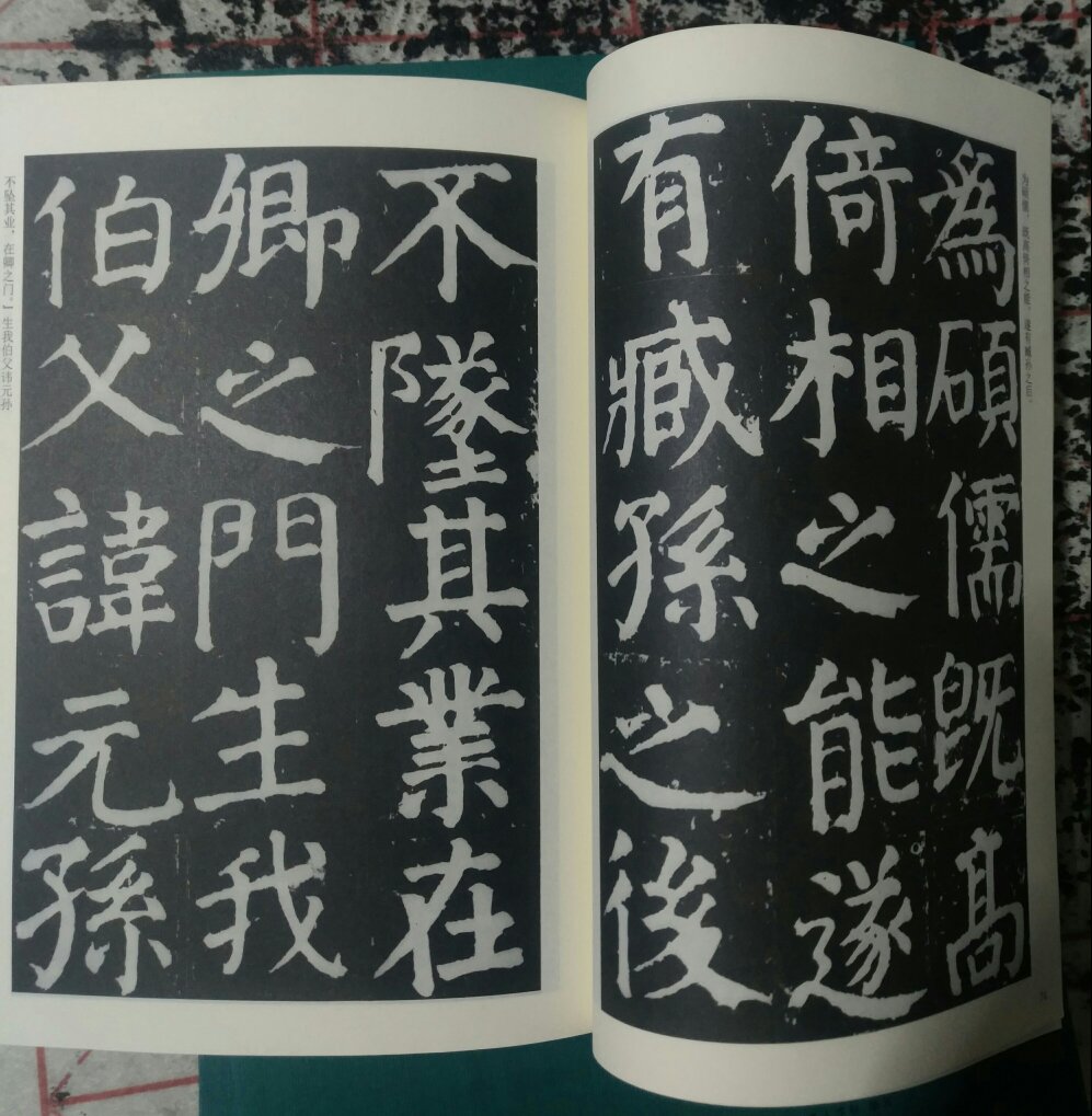 装帧精致、古色古香，纸质厚实、印刷清晰，颜楷练习必备，非常满意。