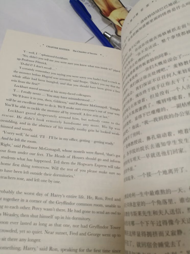 书不错，拿在手里有厚重感。纸张发暗，可能采用的是环保纸。印刷清晰。