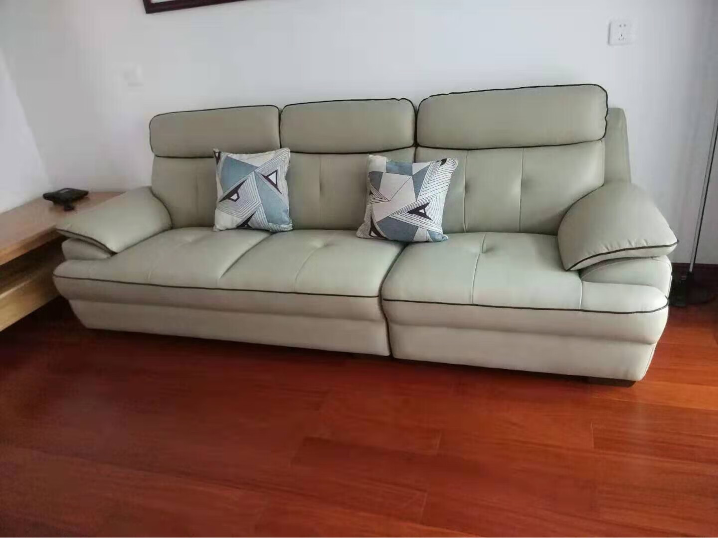 沙发收到了 质量很好 软硬适中 坐着很舒服 颜色也很好看 非常喜欢 大品牌值得信赖