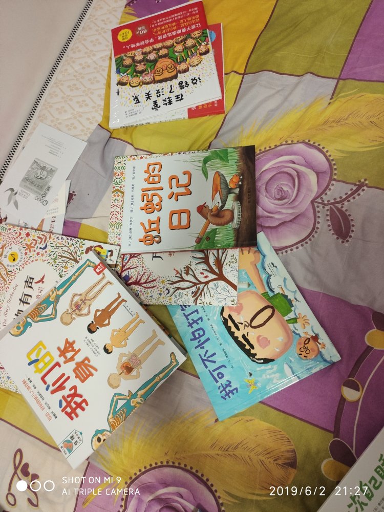 每当有图书活动都会囤下好多书，喜欢买书也喜欢看书，宝宝也挺喜欢看书！