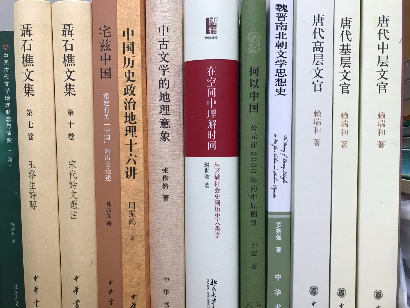 这本书已经不太容易买到了，能够在上以比较优惠的价格购入非常不容易，在购物这么久，尤其是买书，体验非常好，希望也会因此改进服务质量和购买体验，作为消费者和爱书之人，今后我们也会继续支持。