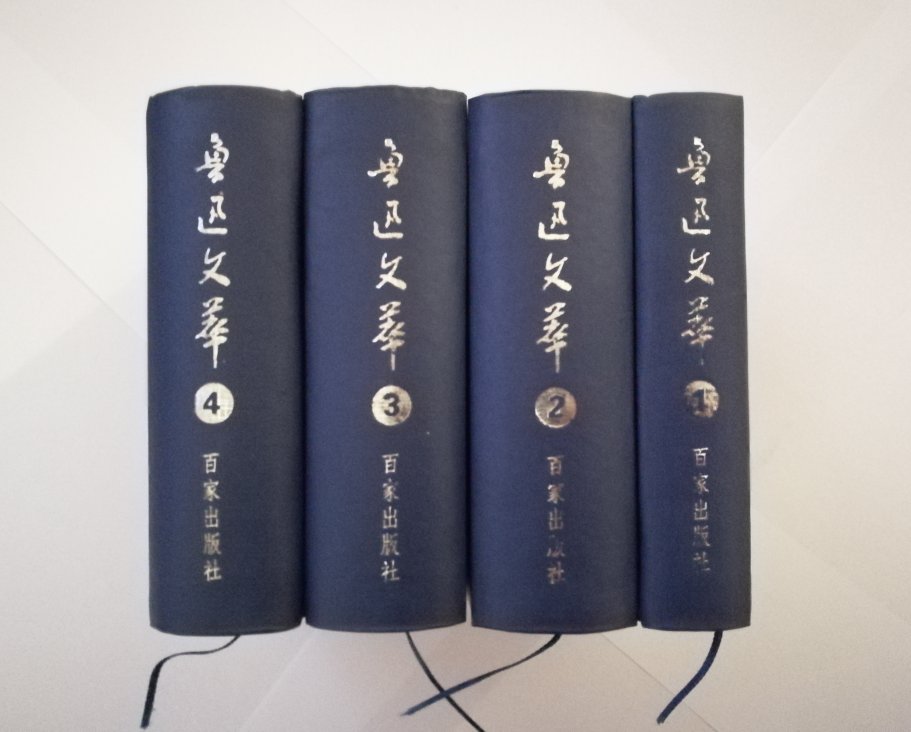 人民文学出版社出版的这套蓝色花诗丛整体来说从选取到翻译都是可以的，书的装帧也很精美，读来爱不释手！穆旦诗文集。