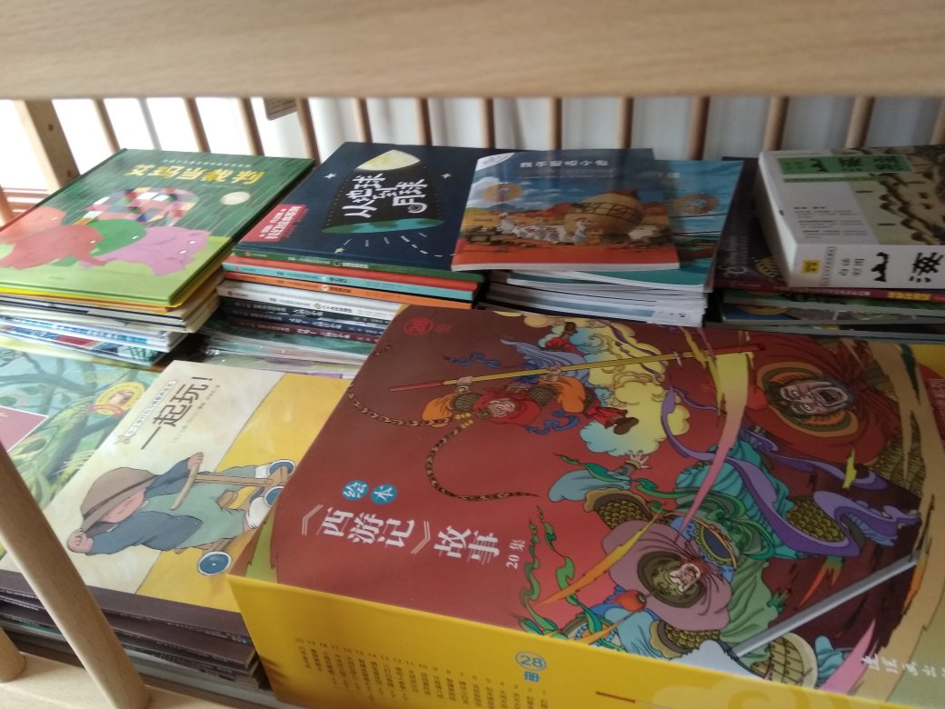 在买了好多书，孩子还小，现在只能看绘本，等大些了就可以读故事给孩子听了