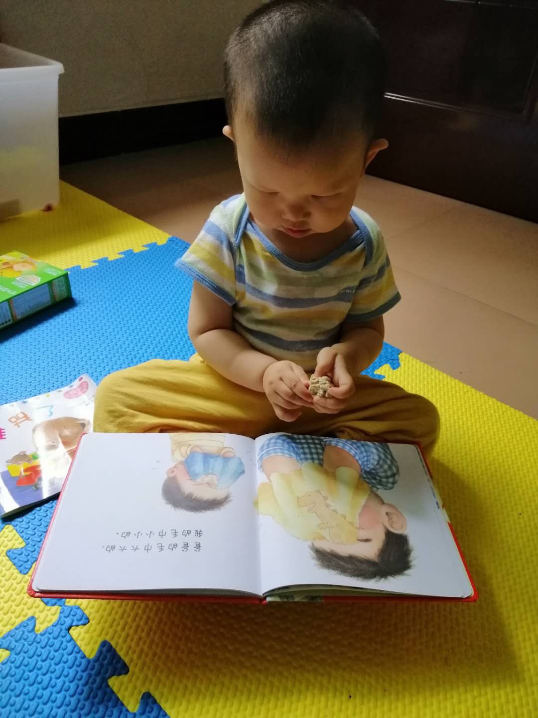 低幼绘本必入款大大的小小的，讲的是爸爸和宝宝从早上起床洗脸刷牙吃饭穿衣穿鞋然后一起去公园玩的一个过程。我们一岁三个月开始读的这本书，每天要我读很多遍，通过这本书宝宝都有了大与小的概念，内容都是宝宝日常接触的，所以特别能接受与喜欢。我最喜欢的绘本是可以延伸到生活中，例如晚上给宝宝刷牙，我会说宝宝的牙刷小小的，爸爸妈妈的牙刷大大的，洗脸会给宝宝说宝宝的毛巾小小的，爸爸妈妈的毛巾大大的等等等等。大大的小小的非常值得推荐。