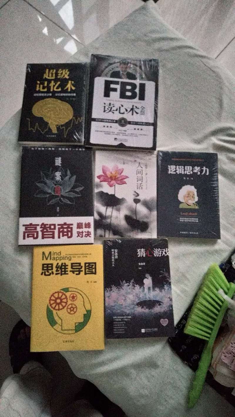 快递，一如既往地超满意：方便快捷的购物平台和快递速度，热情周到服务态度很好的快递小哥，每每令人愉快，便也禁不住时常回头、光顾！包裹外观虽然简单，但因使用了泡沫袋，书籍被保护得毫发无损。十本99元，应该是有以低利润鼓励人们流连书海浸染文化气息的美好设计吧。，感谢感谢，您如愿了，我也如愿了！这就读书吧