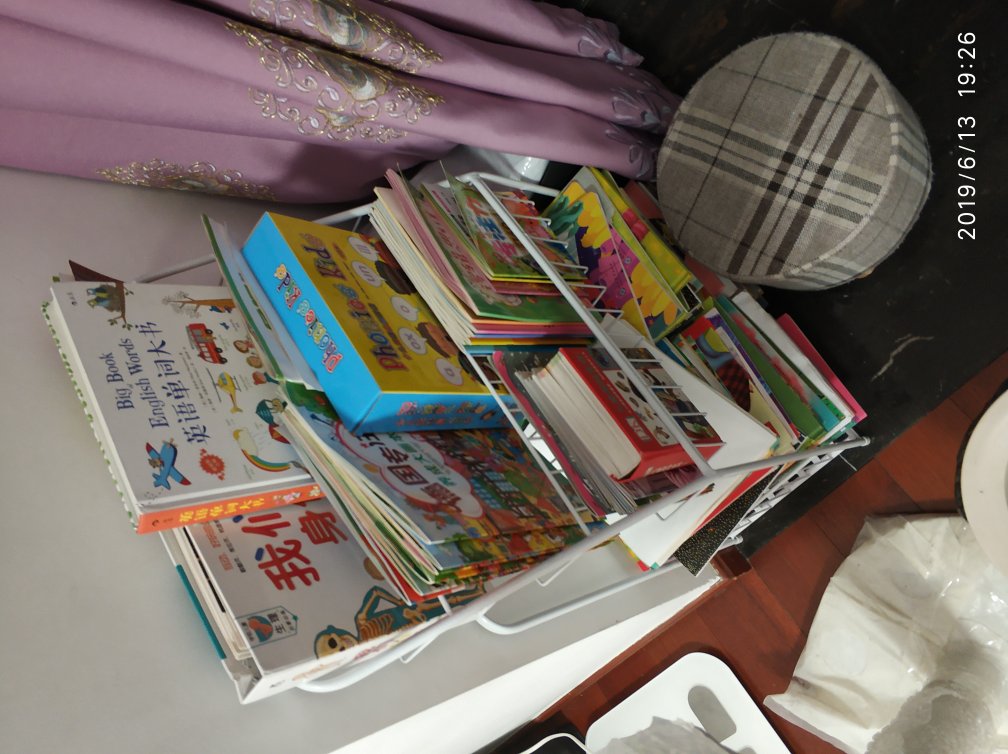 每年在京买很多书，娃很喜欢看书，囤了很多。小孩的成长需要大人的陪伴，特别喜欢大人陪着看书。