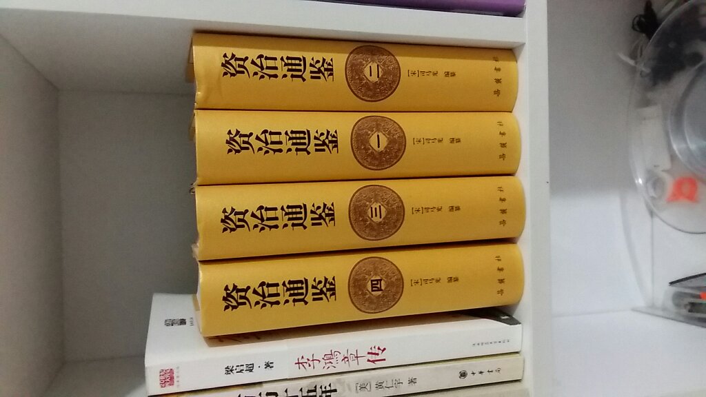 纸张厚度、字体大小均适中，印刷清晰，装帧典雅大方。大致看了，没发现错别字，既便有，咱也不能确定是否通假字。非常好的一套书，宋朝的文言基本能读懂。不是从头看，闲暇时翻到哪里看哪里。放书架上，真的能装作读书人的样子。