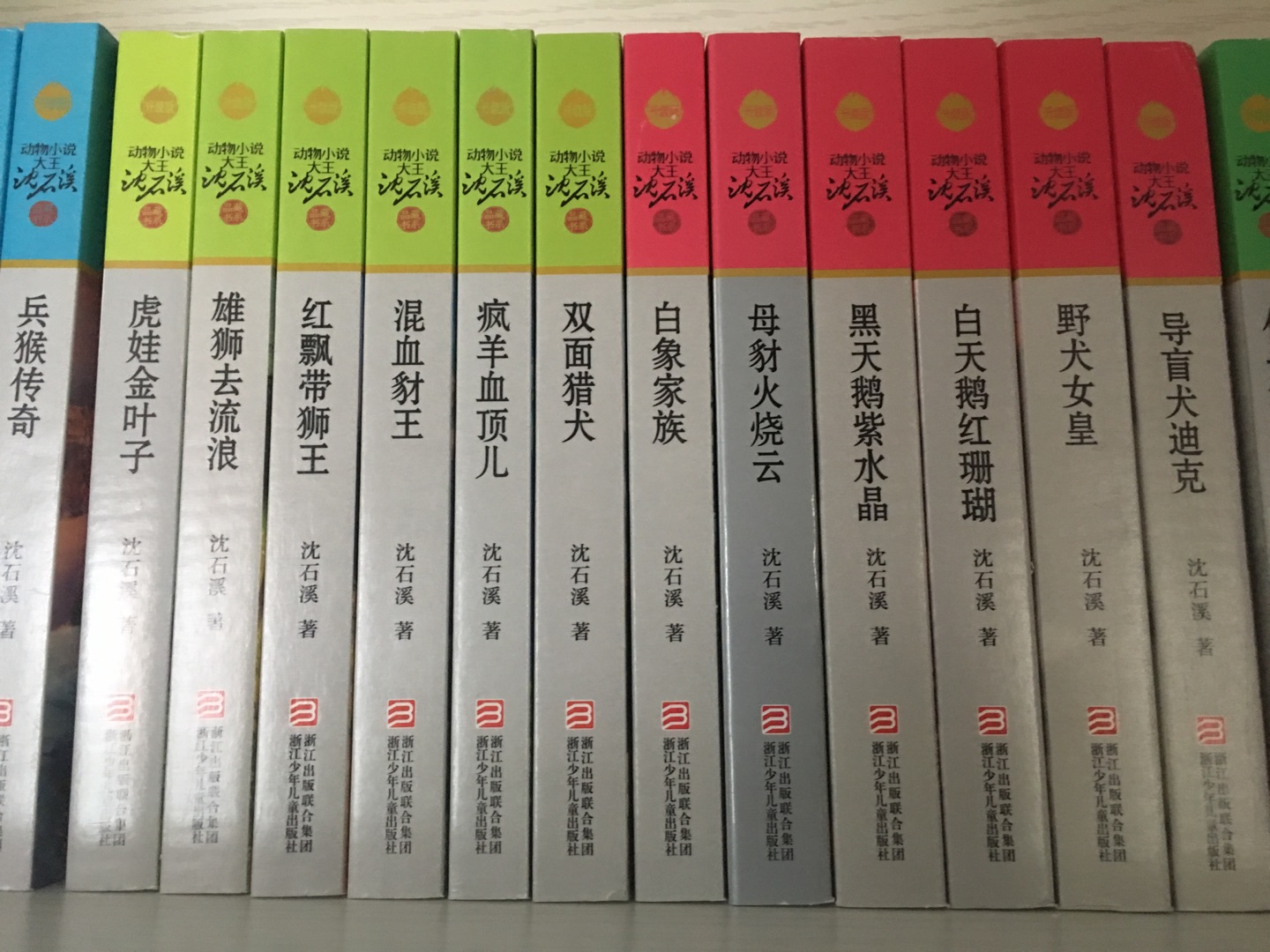 犹豫了好久才买的这套书，想让孩子利用暑假去多读读，没想到买回来孩子特别喜欢看