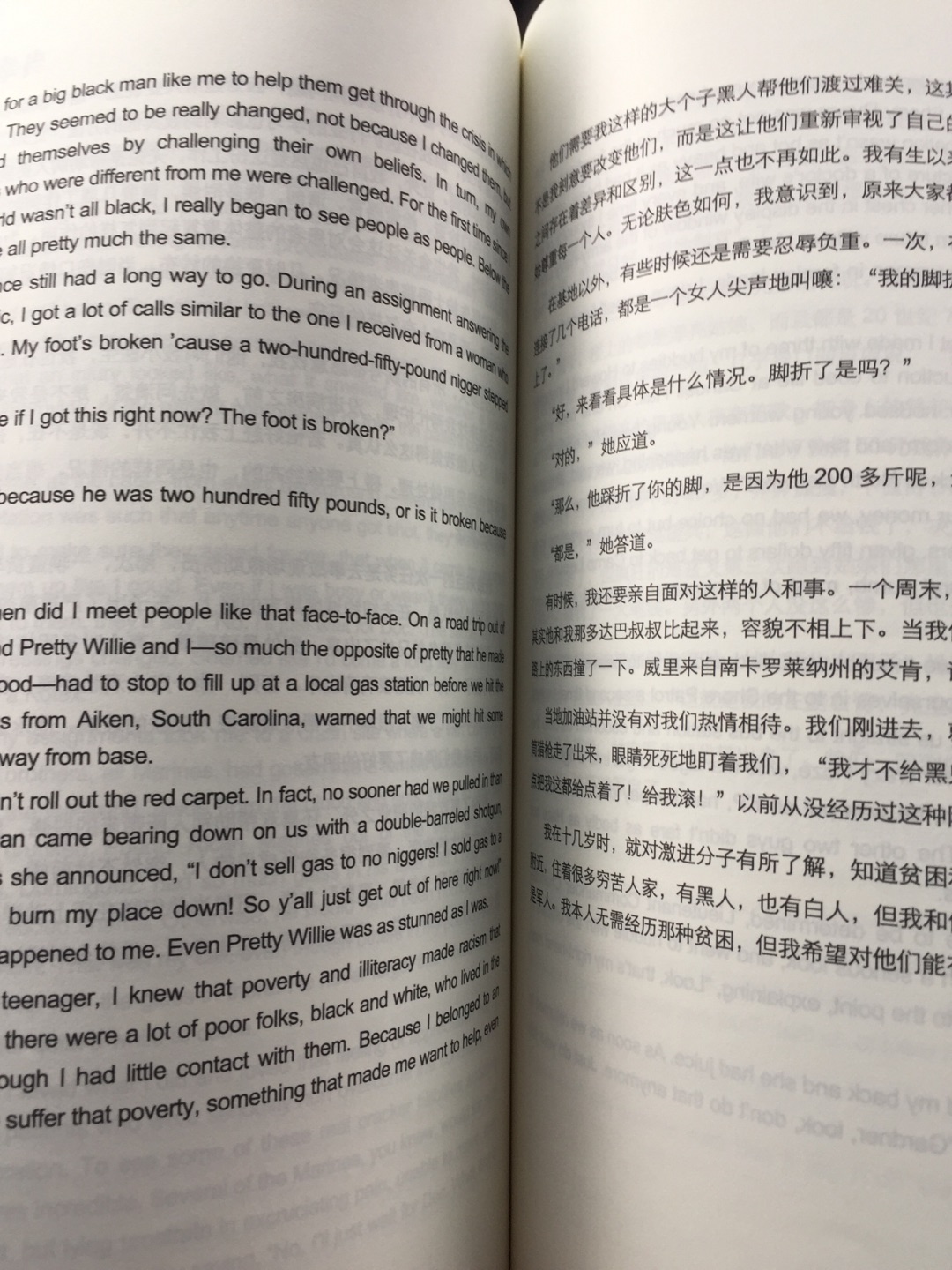 书本是挺大的一本，字体印刷清晰明辨，左面一页是英文，右边一页是中文，适合学习的小伙伴，书本质量可以，就是书本身材大了点儿，在家看还好，带在外面看有点不太方便！
