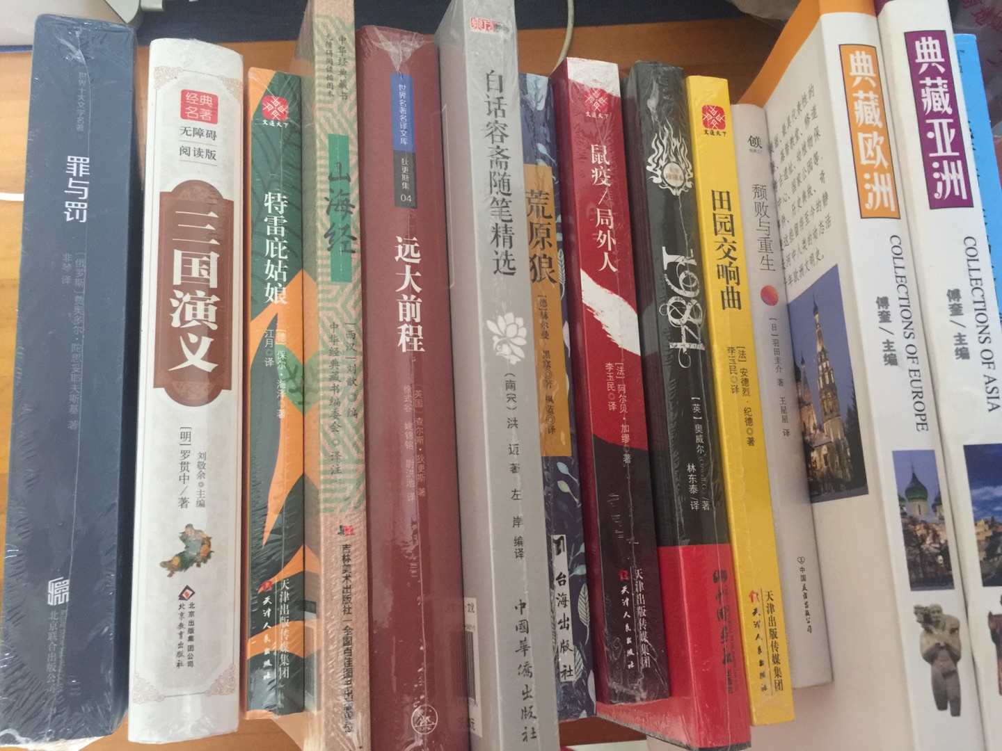 趁着搞活动，买了好多书，基本上都有塑封，也没来得及一一拆封，没来得及细看，包装完好，书的印刷纸张都不错，应该都是正版，相信，一直都在买书，搞活动时囤书已成为一种习惯。学无止境，活到老学到老。多读一点书，应该没有坏处吧。