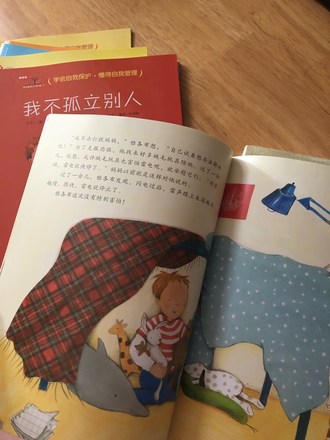 买了好多书 这本价格真的是无敌啦 就是对于我们这种不会画画的家长来说 这本书真的是一点也不简笔呀 也可能是自己的动手能力不行 但是宝宝非常喜欢 有个别很简单的 她自己看看也能画出来 相信多学学 以后肯定会有惊喜的 推荐大家购买