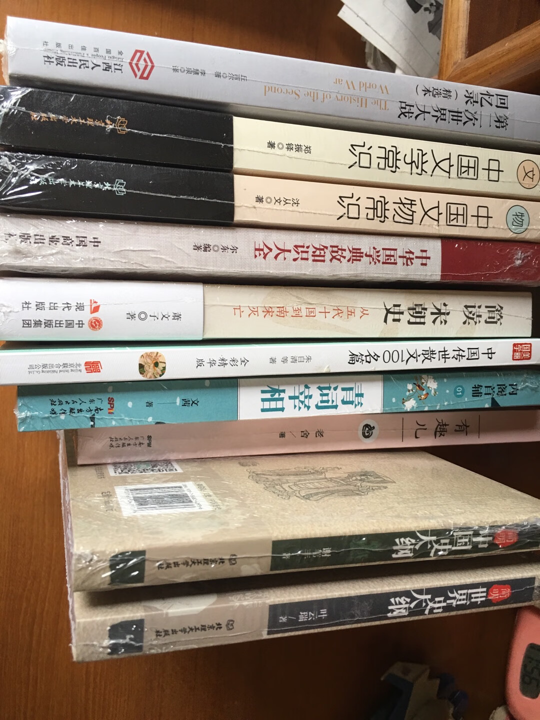 99块钱，10本书，一口气买了20本。这本梁实秋著的“雅舍谈吃”我非常喜欢，书是正版书字迹大小正好，看着不累眼睛，早就想买这本书了，这次活动如愿以偿，梁先生描述的各种吃食，越看越爱，越看越饿，真想找到这个地儿吃上一顿，品尝品尝，当然五颗星！