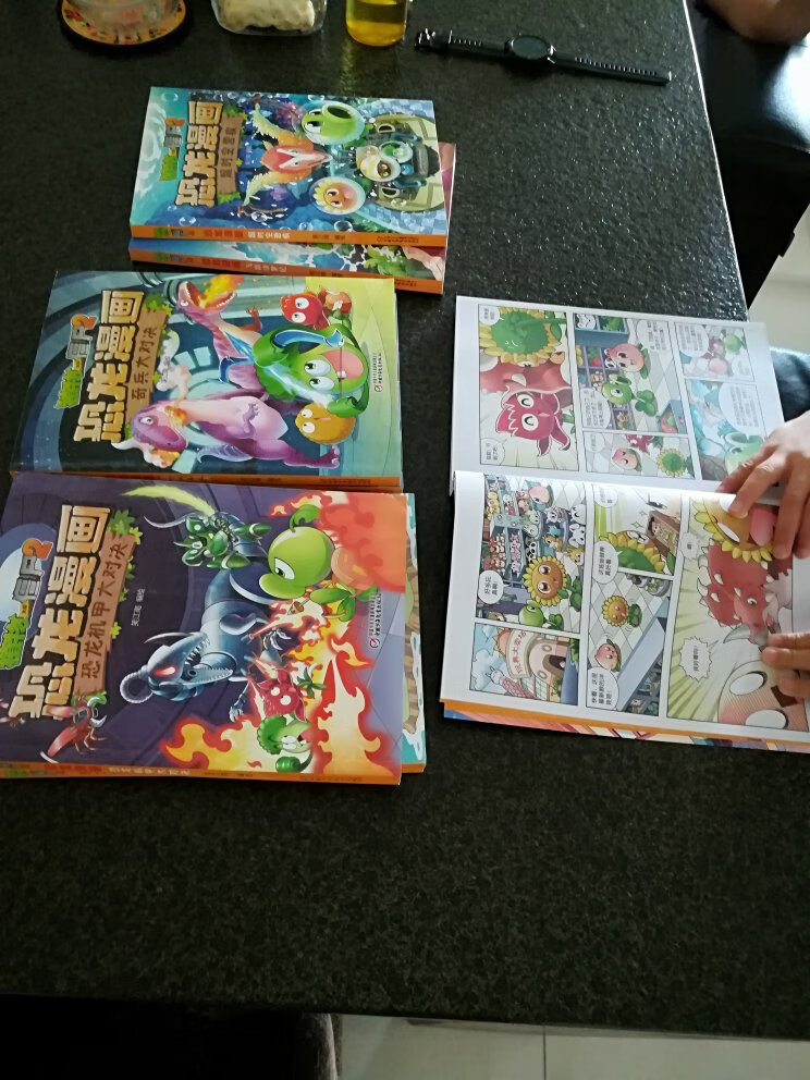 朋友送了两本恐龙漫画，小孙子喜欢的不得了，到哪都带上，看他这样喜欢，忍不住给他再买几本，小孙子高兴坏了，爱不释手，昨晚下单，今早不到十点就到了，喜欢在购物