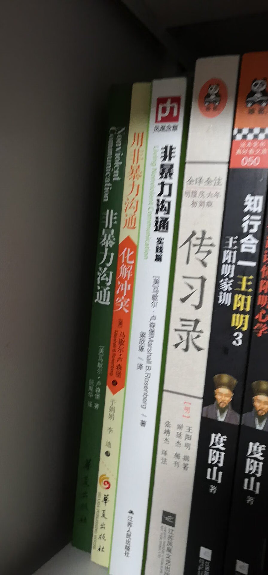 一张美好的图片诠释了一切，架子美好，孩子很喜欢，颜色端庄靓丽，摆书看起来很好，除了能够放书，更重要的能够让孩子养成一个喜欢收拾家务的好习惯，还有就是能让孩子养成阅读的习惯，孩子每天都能在这个小角落里阅读几个小时，书架的功劳站大多数。很喜欢这次购物 以后还会继续购买，值得信赖。