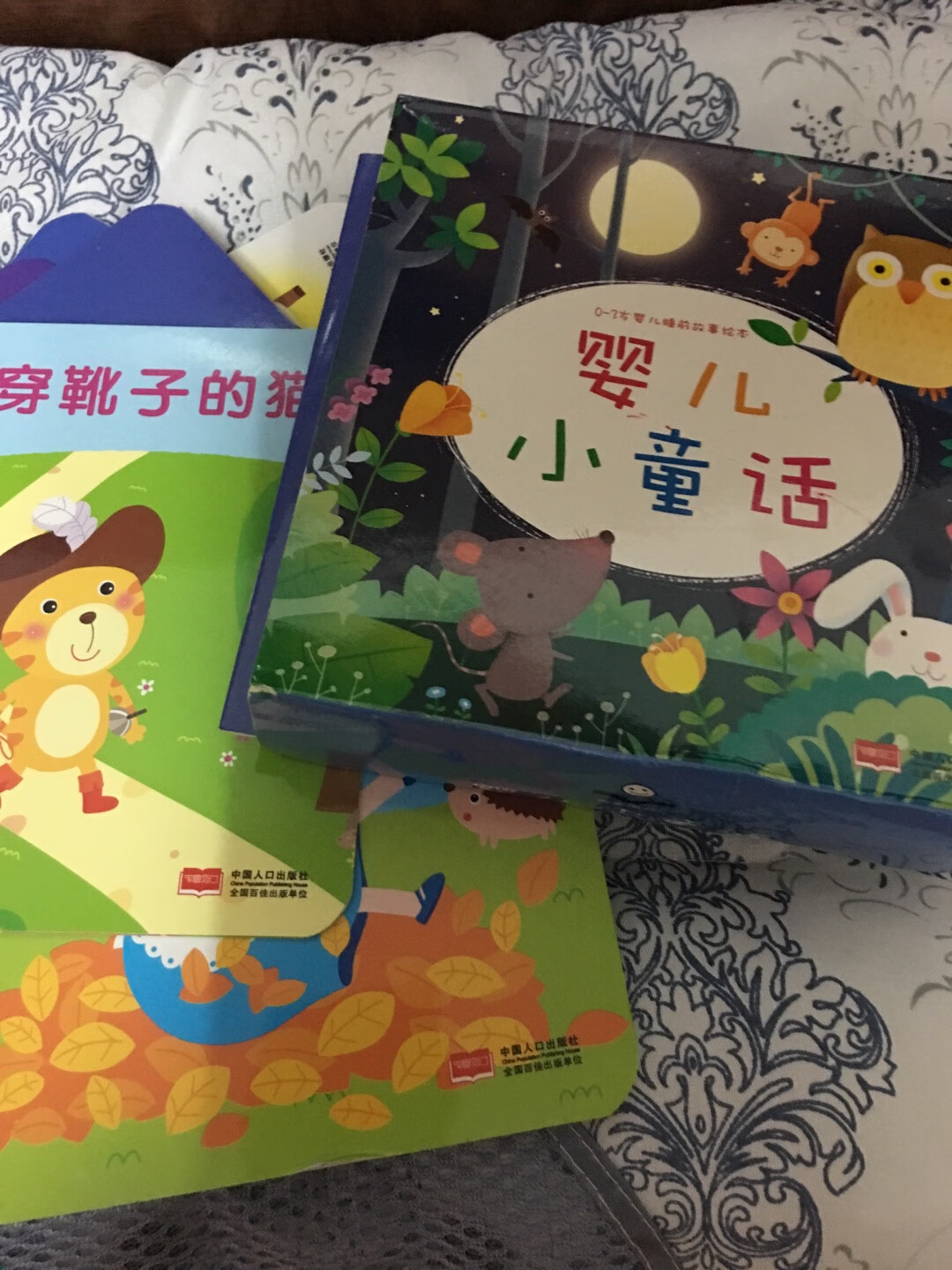 婴儿小童话画册印刷质量不错，每一本都是一个小故事，2岁的宝宝听起来似乎有点早，可以有选择的去给他读一读，还是很爱听的。