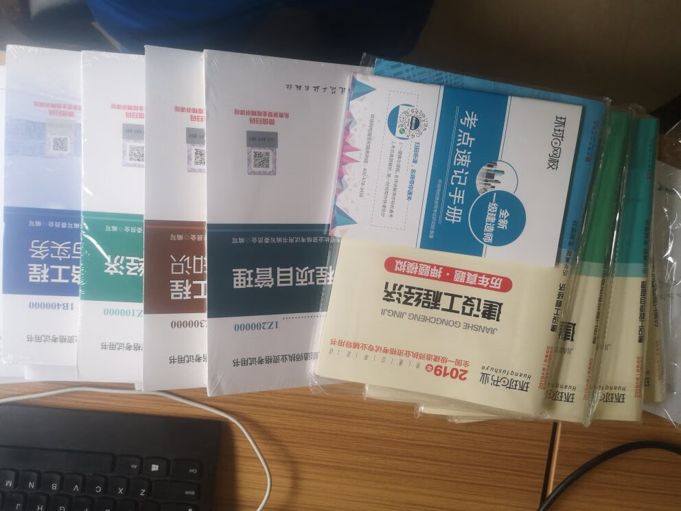 刚收到，包装完好，应该是正版，封膜完整，希望能过，