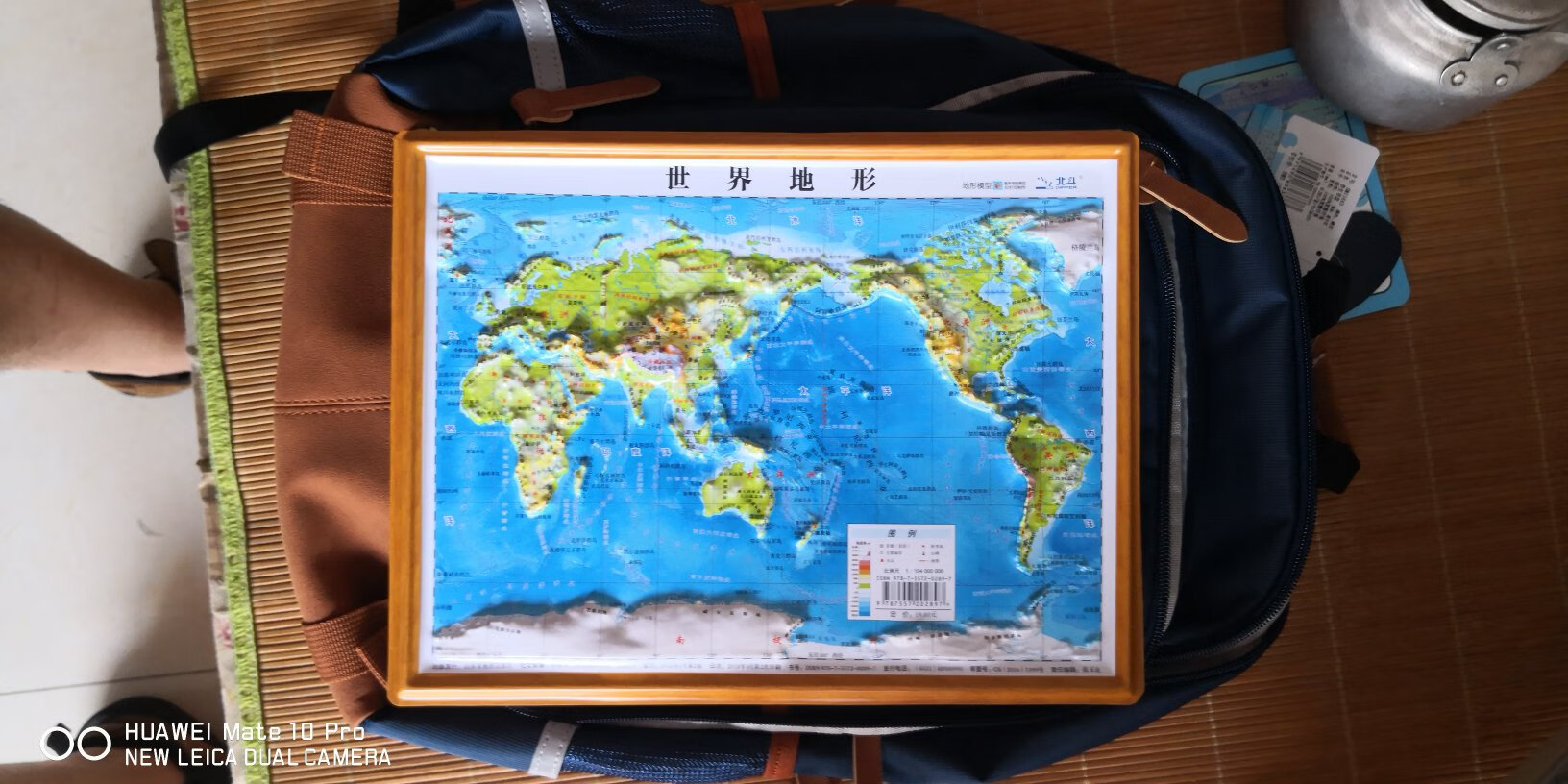 这两幅3D世界、中国地图很实用，尺寸小，随时放进书包中，方便随时阅读，很轻。