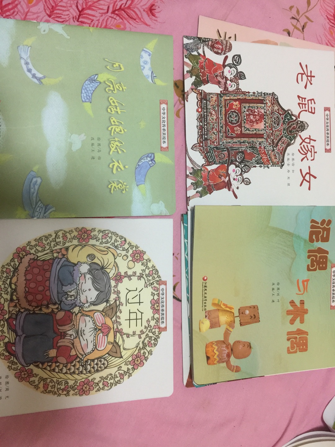 画面很古色古香，有中国特色，不失为让宝宝了解国画的好书，文字不算很多，比较容易理解，内容也很有中国特色，了解文化不错