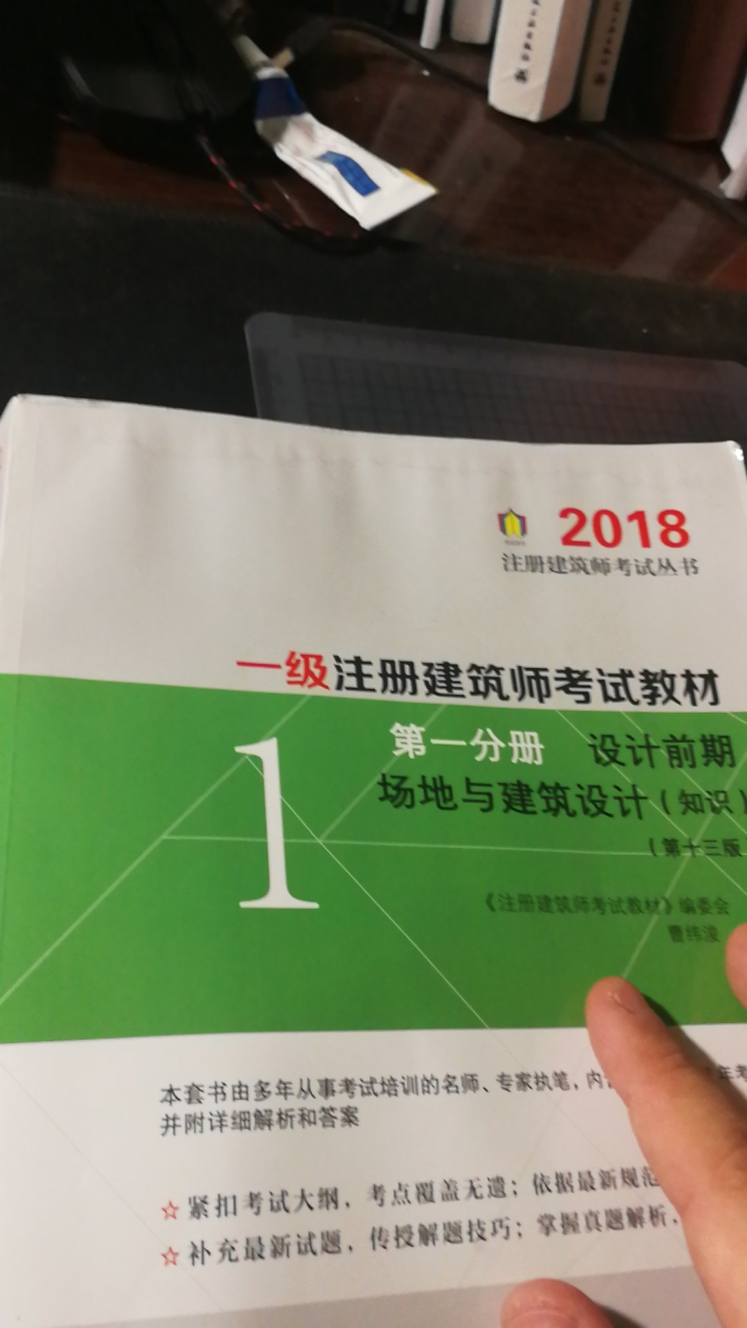 应该是漏水了，本身书的质量不错，包装和运输我有意见