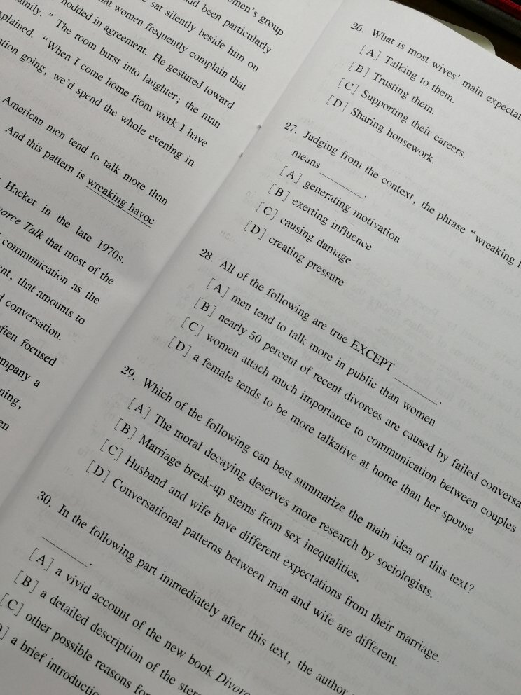 卷子纸质不错，印刷也清晰，解析很全面，挺重的一沓…赠送了些写作翻译词汇的小册子，买的有点迟了，哎…尽力吧