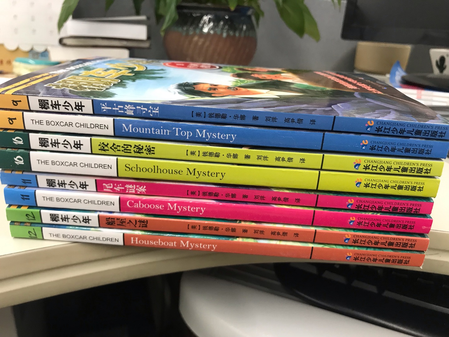经典童书，每一辑中英文各4本，现阶段孩子只看中文，期待以后英文版的也能看入迷就好了。