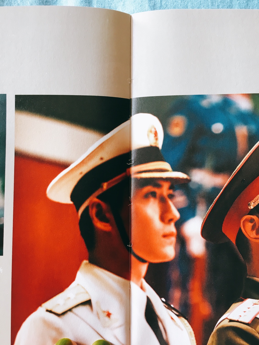 祝福祖国七十周岁，也纪念朱一龙先生第一次饰演海军护旗手~整本书很软，线装的，拿看的时候要很小心哦~