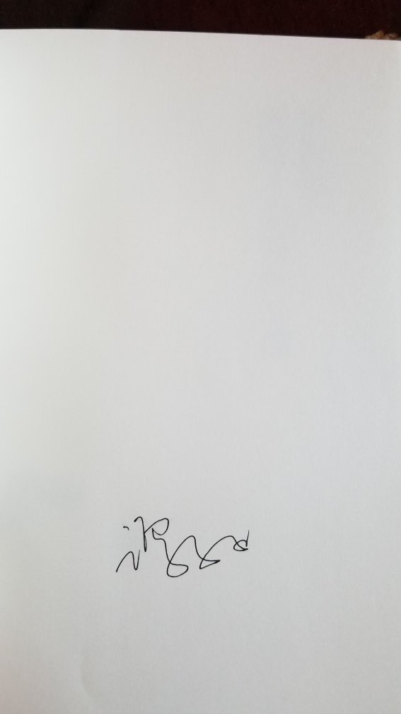 我以为签名是印上去的，用手摸了一下，是碳素笔亲笔写的。
