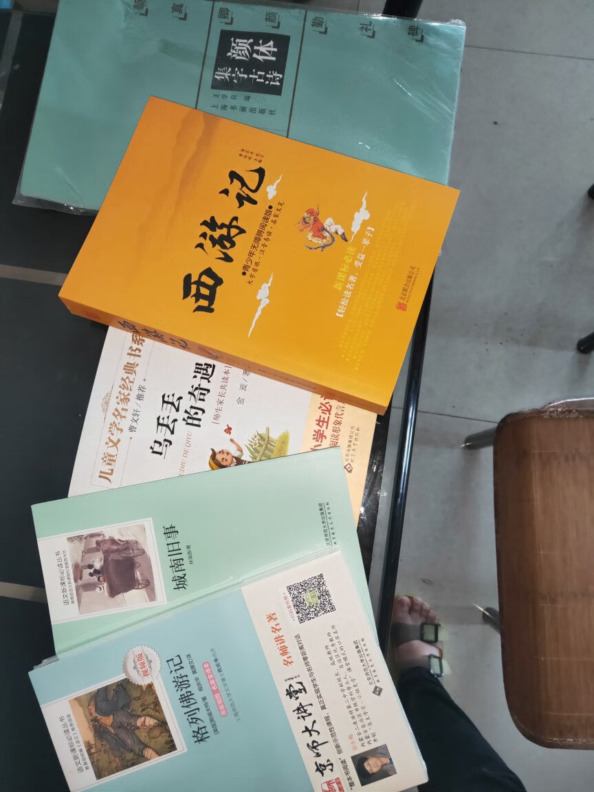 字大行稀，纸张厚，很适合孩子读，孩子很喜欢。值得购买。