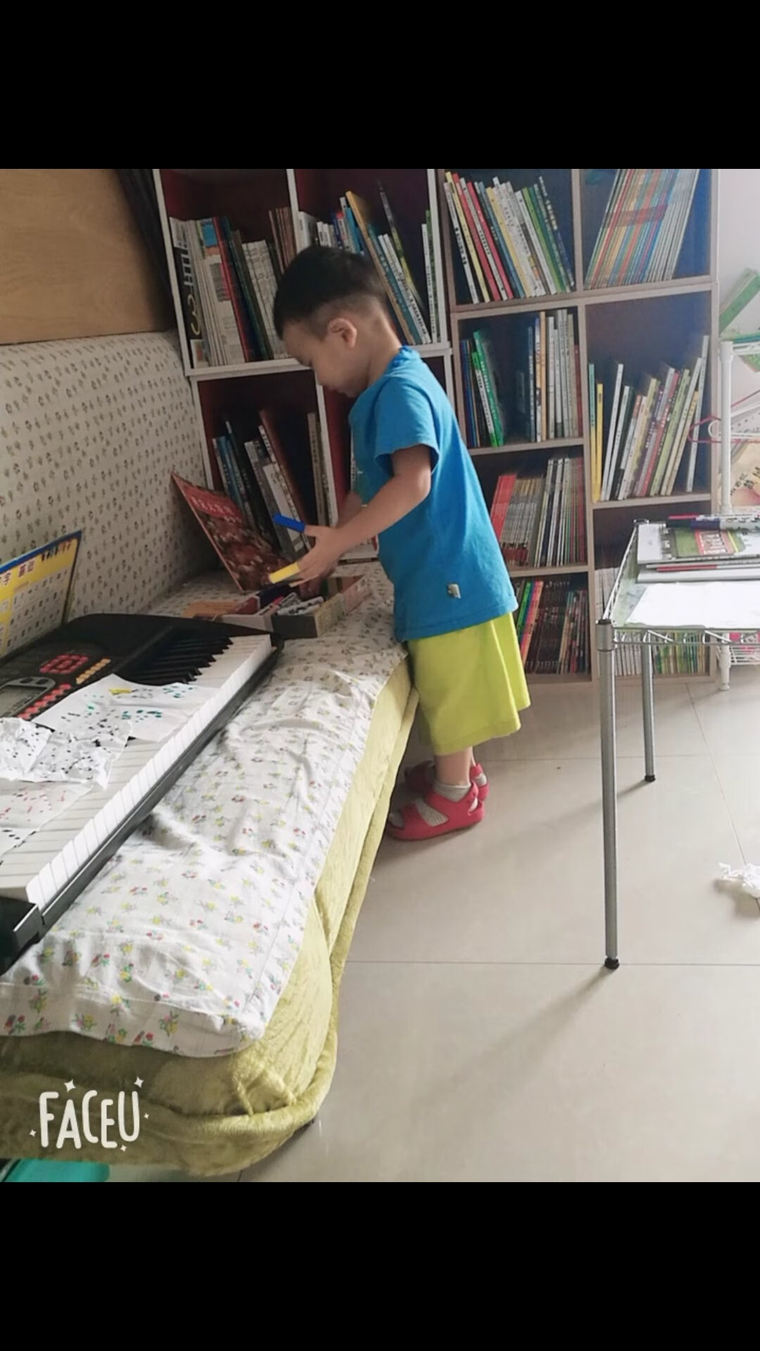 两岁8个月儿子超爱看书、所有绘本都是在上买的、感谢???看书使他聪敏、后面所有的书还会在买、他每天一到吃午饭时间、就坐小板凳上变着法子跟我扯八、积极地拿勺子指着书架：“妈妈我想要看那本书…想要看恐龙的书…你讲故事给我听吧……”（我赶紧点头拿起书…又淡定放下：“吃完再看”）九、很干脆的：“妈妈我要拉屎? ”（跑厕所蹲一分钟就起身念叨：“没有了就起来～”然后裤衩歪歪地走出厕所对我重复着：“没有了就起来”……）十、屁颠跑过来够着菜板边往我怀里钻：“妈妈我想当你的小帮手…我也要切菜……”（小兔崽子差点又被他感动…）十一、撒娇着：“嗯额…妈妈我有点累了感觉好困…想睡觉妈妈……”（平时眼睛都困得睁不开时问他、他都闭着眼说不要睡觉的）