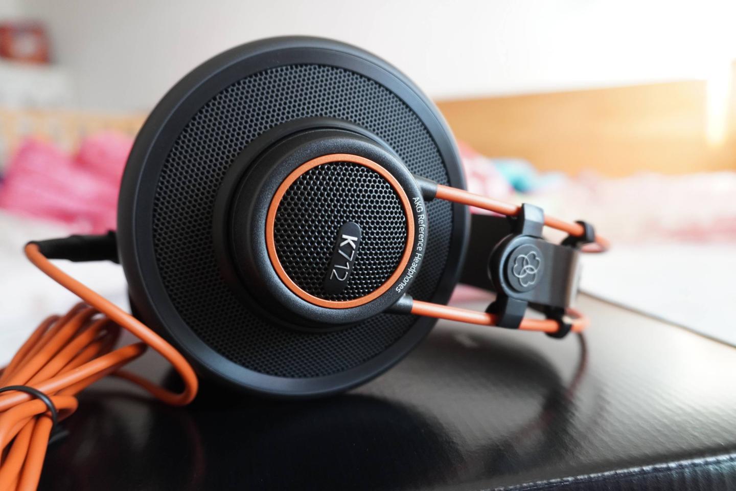 之前用akg的k99,现在直接升级k712,这个耳机感觉好大,做工精良,有旗舰