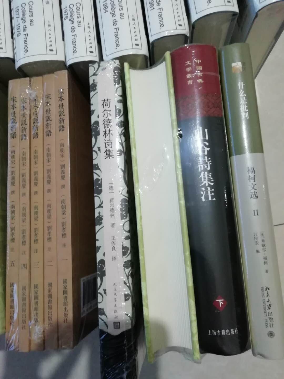 家里书多如星辰多如牛毛，可以盖个大房子，建个图书馆了，每天起床睡觉、睁眼闭眼张望着比我还高的书，那种丰盈感无法用言语去形容，好评！