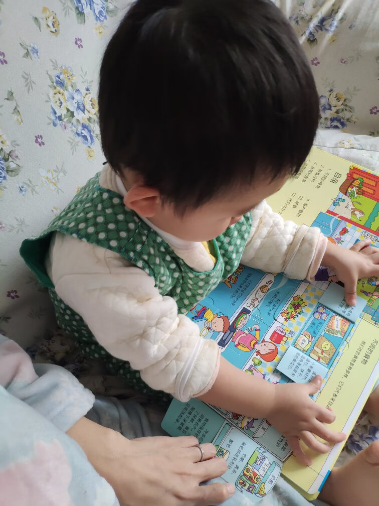 宝宝很爱看这一套看里面的书，厚厚的一本，每一页都有惊喜，2岁半，每天都想看一遍，看不懂的就问这是什么？很适合给宝宝增长见识和初级科普。快递员依旧很好