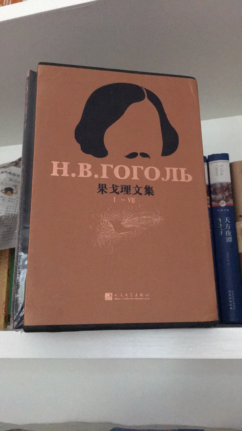 书本封面不是布，套有部分是布，设计挺鸡肋的，大套子要啥布，单本布封才好，人文社一贯的高品质，整体不错