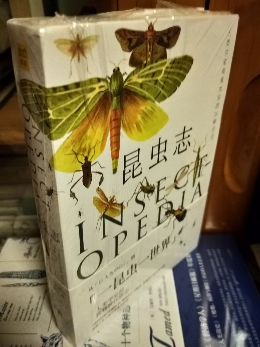 这本关于昆虫的书籍。与以往我们知道昆虫的知识有所不回，这是一本关于人和昆虫的故事的书。融合了艺术，哲学，生物学，以至对小小的昆虫世界充满了好奇，读来即有长识，又有趣味。好书。