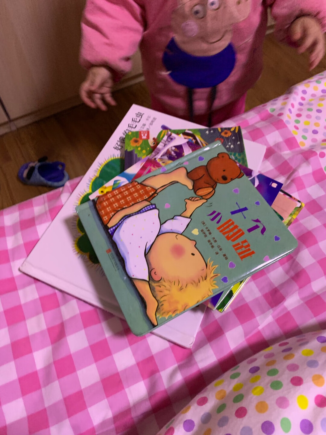 搞活动一起买了一大堆书，这本书画面很精美，就是内容对不到两岁的娃来说复杂了点儿，需要大些再看