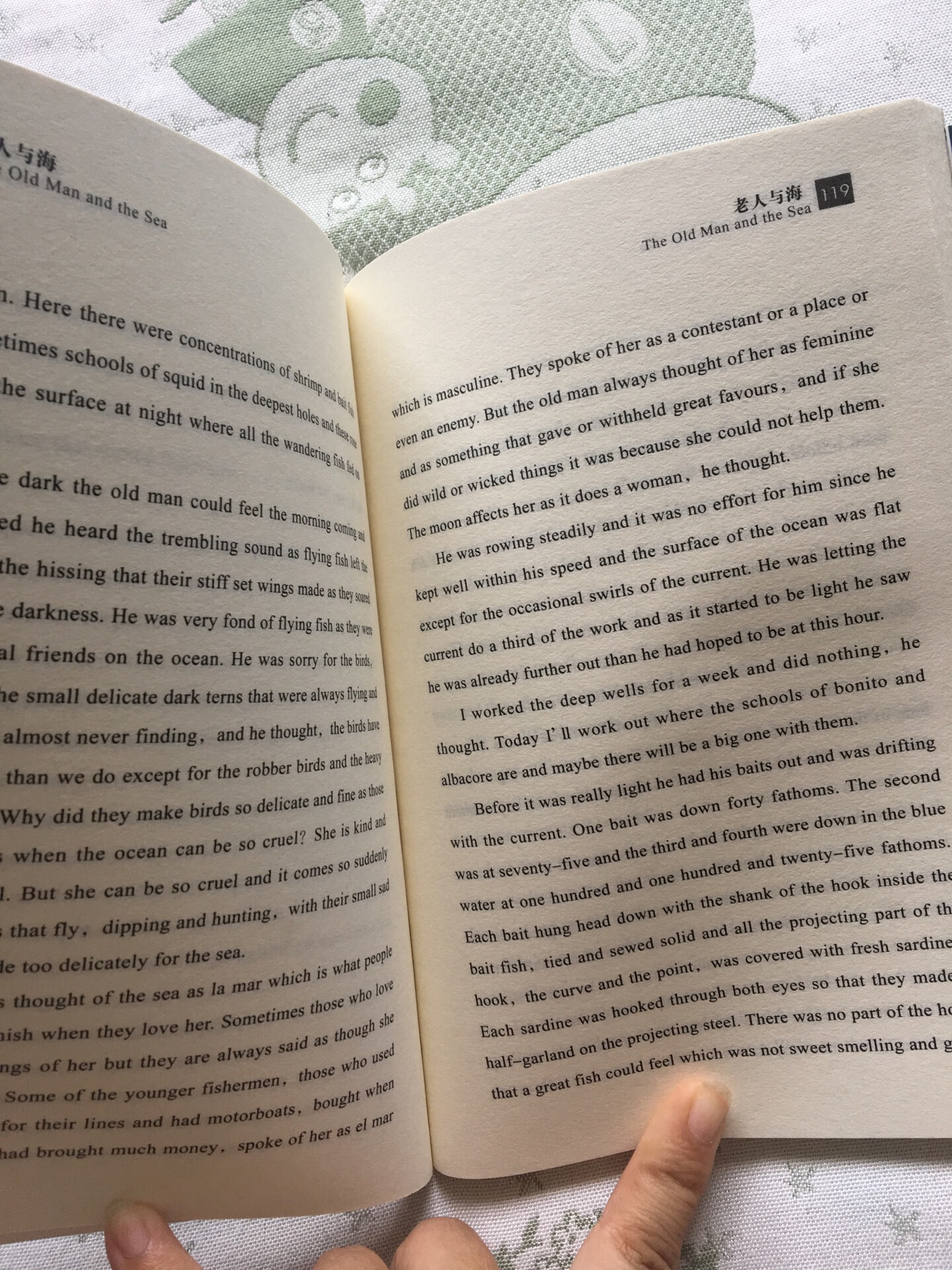 书分为两部分 前一半是中文版 后一半是英文版 有一些黑白色的小插图 准备念给一年级的小学生听的 书的质量不错 外包装一层塑料薄膜 字迹清晰