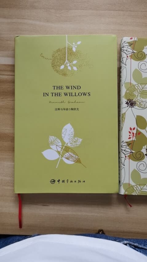 书的质量不错，包装有两层呢，一边是英语，一边是汉语翻译，即可以学习英语，又可以再次回顾这些金典
