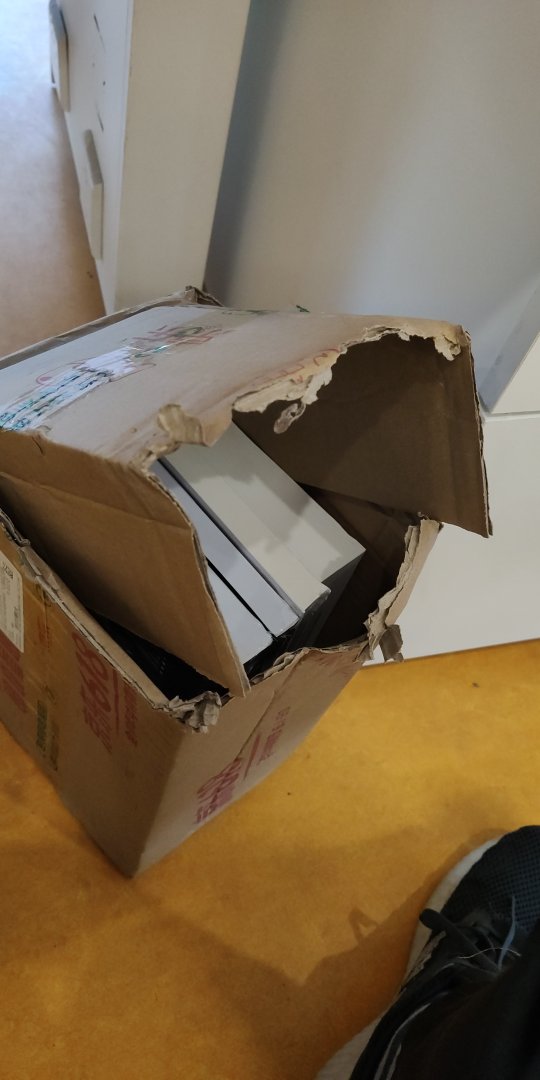 收到货之后包装就坏了，书也是被拆开的