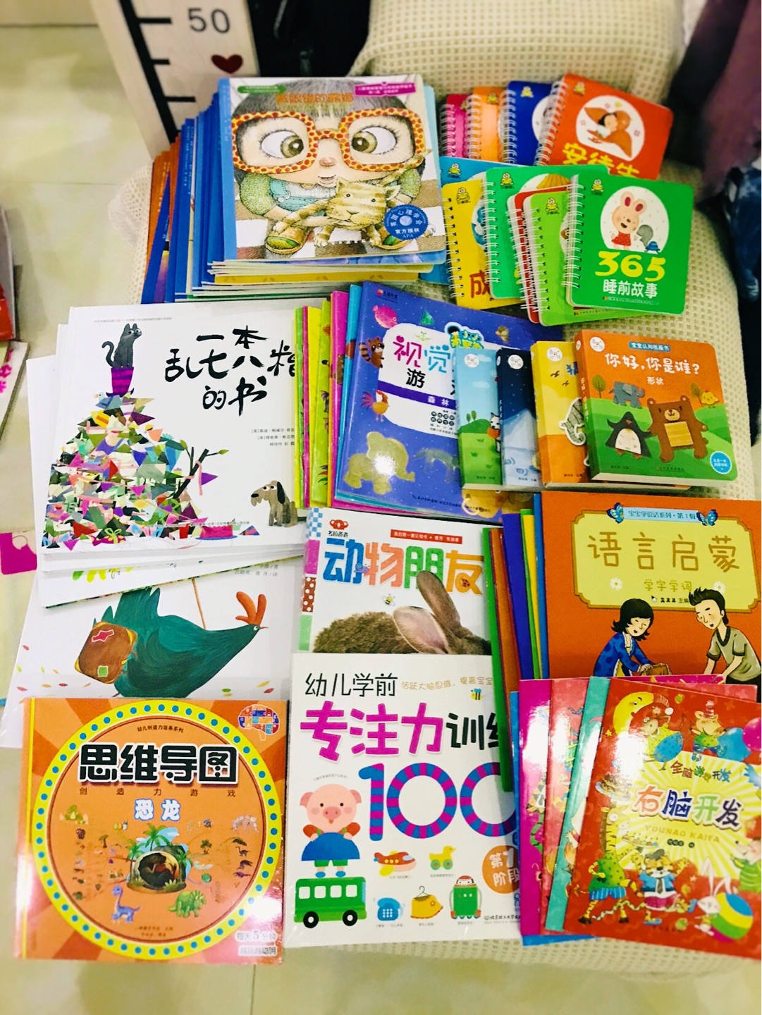 绘本老师推荐的书。一直在买书，有活动很合适，快递很快，孩子很喜欢。