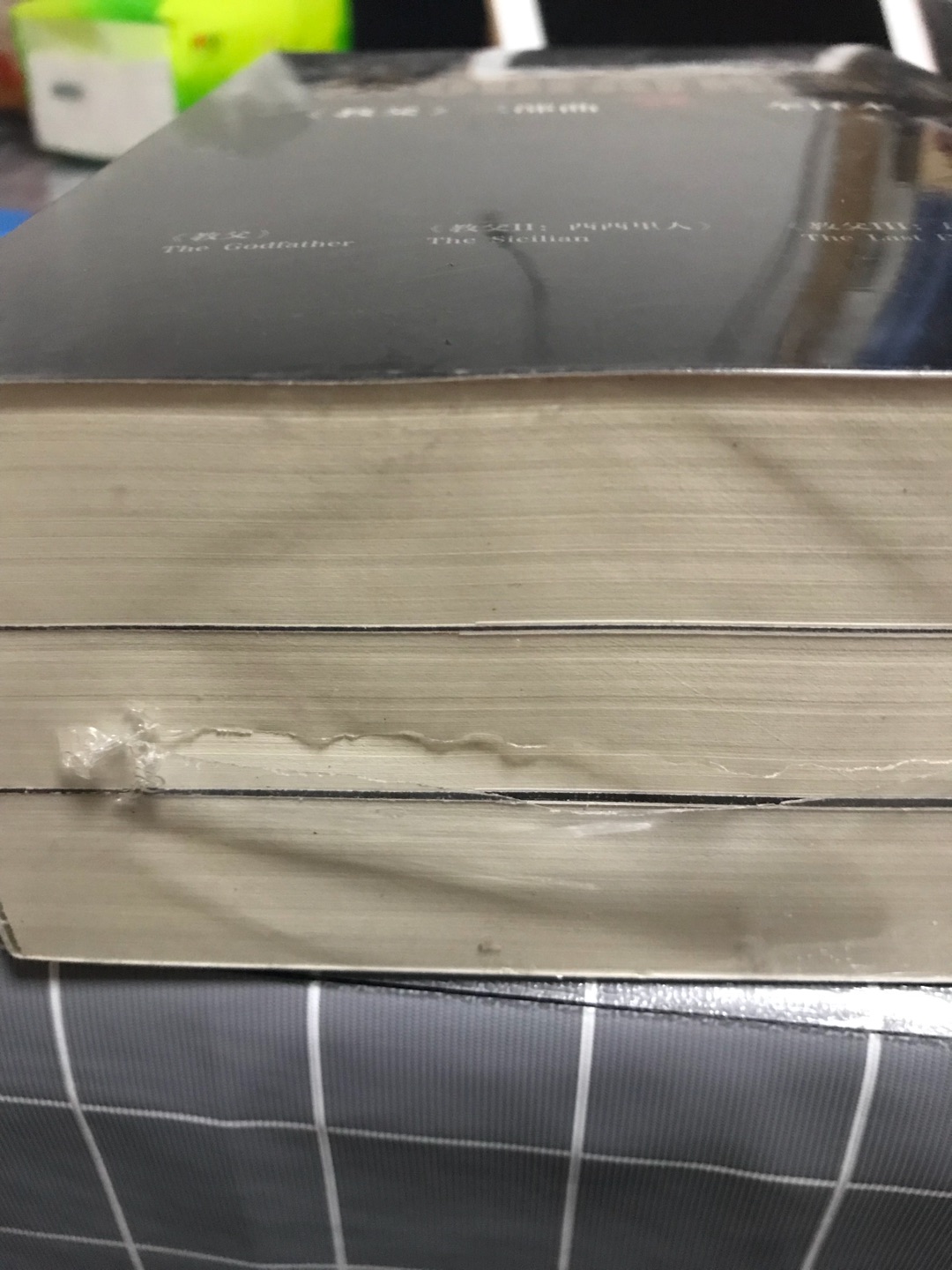 包装有破损，外皮有很大擦伤，应该是书本运输或者包装的时候造成的，但是书本内的纸张很好。