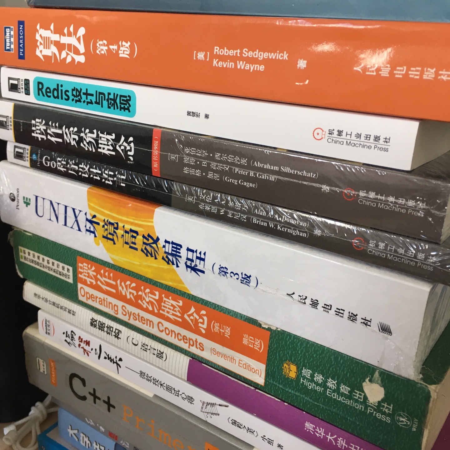 在网上看了一部分预览，感觉内容非常好，涉及了常见的数据结构和相应的算法，包括链表、树、图、排序等等。所有的代码都是用Java写的，所以理解起来会容易一点（比所谓的伪代码和C++代码好多了）。这本书很适合初学数据结构或者拿来复习笔试面试使用。